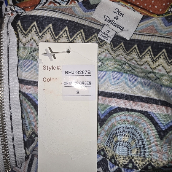 Hot & Delicious Green and Orange Pleated V-Neck Romper Size Small NWT - Picture 3 of 7